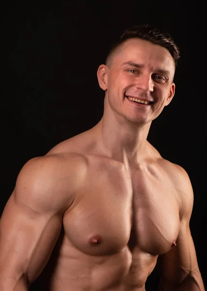 Muskelmuskulös Manlig Modell Som Spänner Biceps — Stockfoto