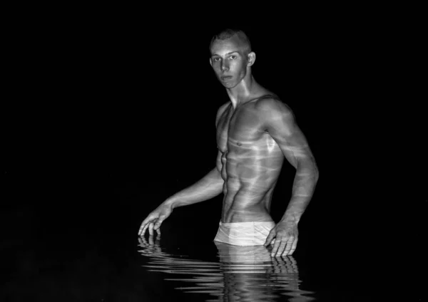 Modelo en el lago —  Fotos de Stock