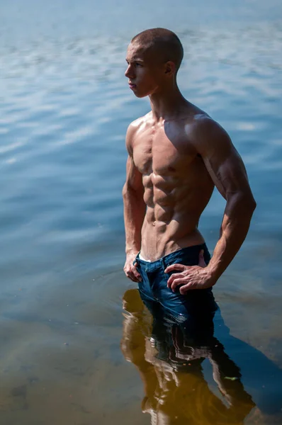 湖でのモデル — ストック写真