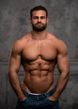 genç vücut geliştirmeci