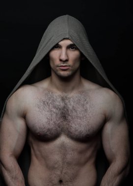 Kıllı göğsü olan yakışıklı bir model.