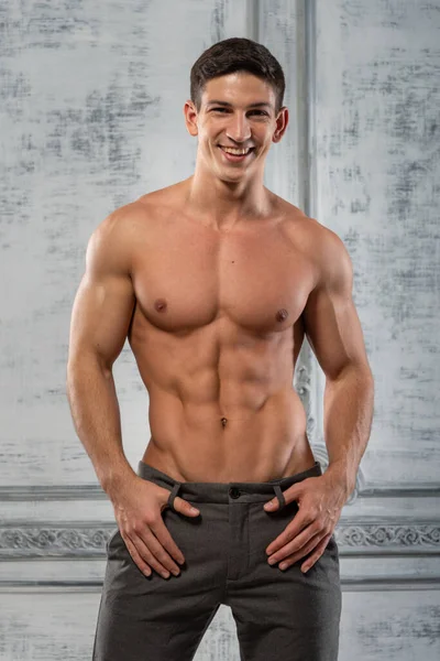 Musculoso Modelo Masculino Posando Estudio —  Fotos de Stock