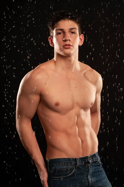 Modelo Masculino Musculado Com Gotas Água — Fotografia de Stock