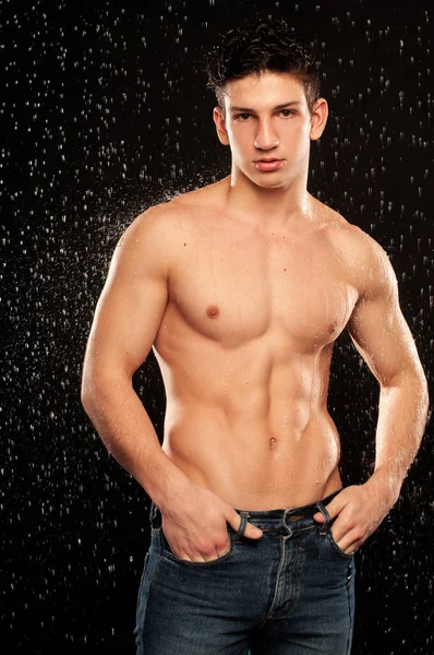 Muskulöses Männliches Modell Mit Wassertropfen — Stockfoto