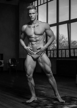 Stüdyoda fitness erkek modeli