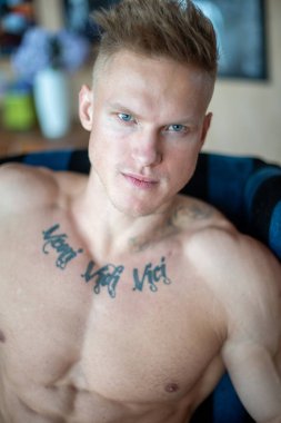 Stüdyoda poz veren kaslı adamın portresi.