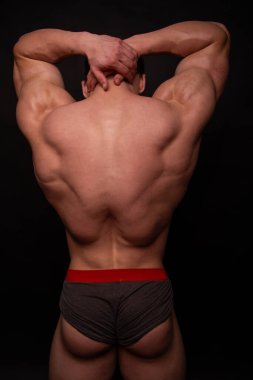 Sırtını gösteren kaslı erkek model.