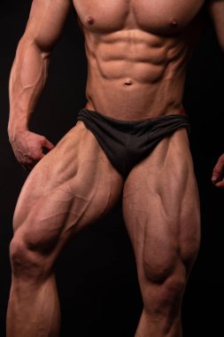 İzole edilmiş arka planda kaslı erkek bacakları.