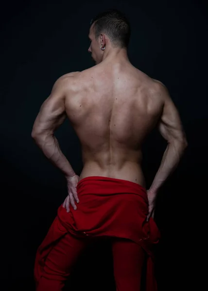 红色睡衣中的运动男模 — 图库照片
