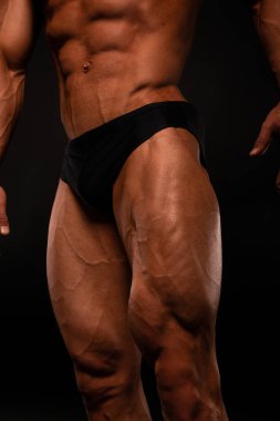 Kaslı erkek gövdesi ve karın kası.