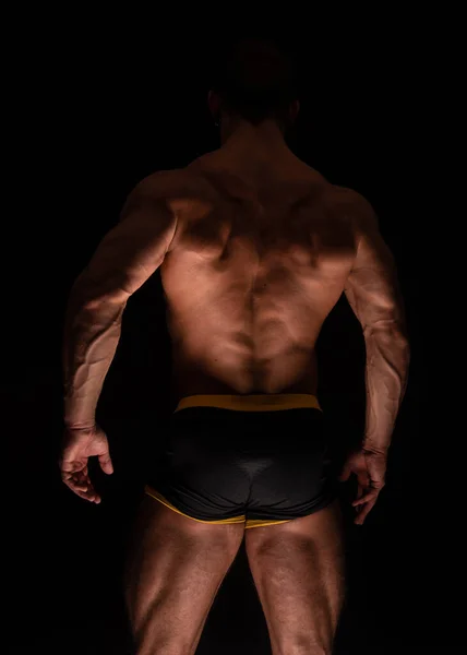 Musculado Modelo Masculino Mostrando Suas Costas — Fotografia de Stock