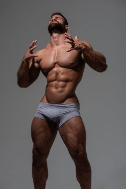 Stüdyoda fitness erkek modeli