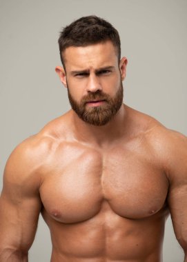 Stüdyoda poz veren kaslı adamın portresi.
