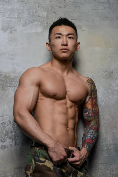 Muskulös Hemdlos Asiatisch Männlich Modell — Stockfoto