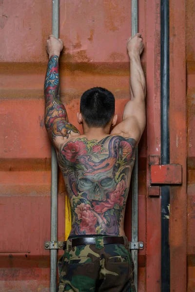 Ajuste Modelo Masculino Com Tatuagem Oriental — Fotografia de Stock