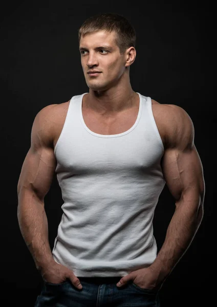 Wysportowany Model Męski Bez Koszulki Napinający Mięśnie — Zdjęcie stockowe