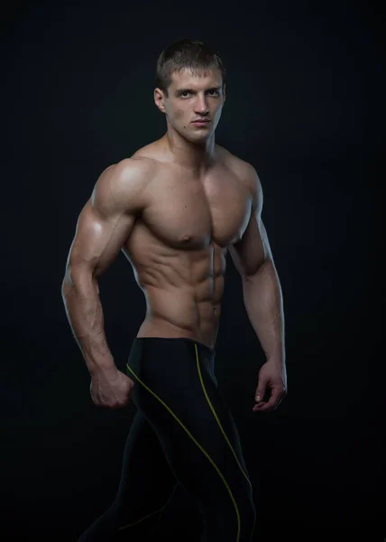 Athletische Hemdlose Männliche Modell Lässt Muskeln Spielen — Stockfoto