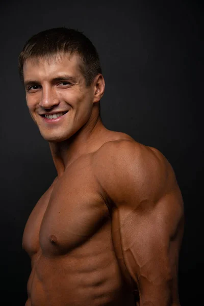 Athletic Shirtless Male Model Flexing Muscles — Stock Photo, Image