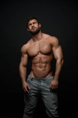 Stüdyoda fitness erkek modeli