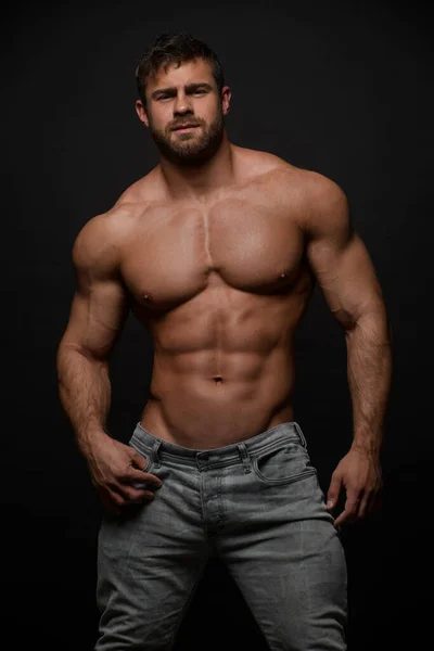 Stüdyoda fitness erkek modeli