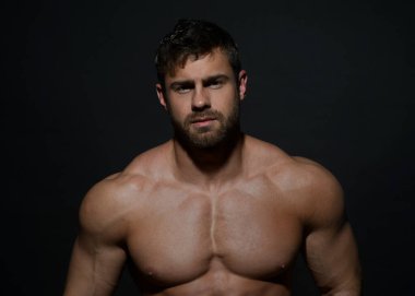 Stüdyoda fitness erkek modeli