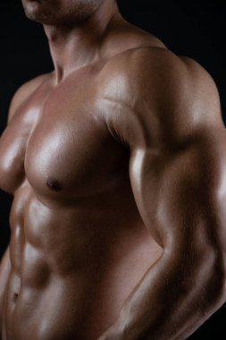 Kaslı erkek gövdesi ve karın kası.