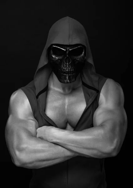 Bodybuilder Posiert Mit Totenkopf Maske — Stockfoto