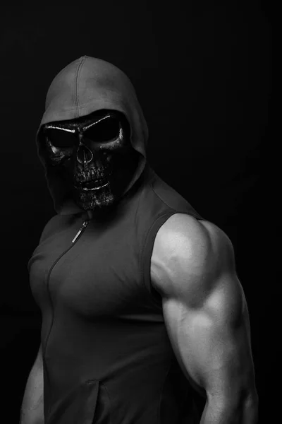 Bodybuilder Posant Dans Masque Crâne — Photo