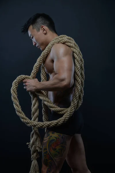 Muskulös Asiatisch Männlich Modell Mit Ein Seil — Stockfoto