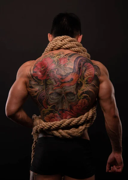 带绳索的亚洲男性肌肉模型 — 图库照片