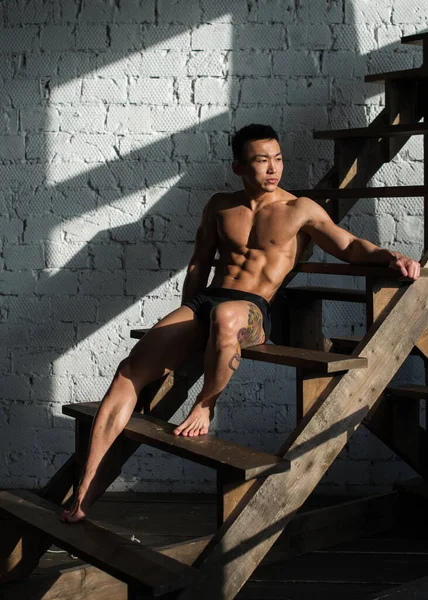 Modelo Masculino Adecuado Con Tatuaje Oriental —  Fotos de Stock