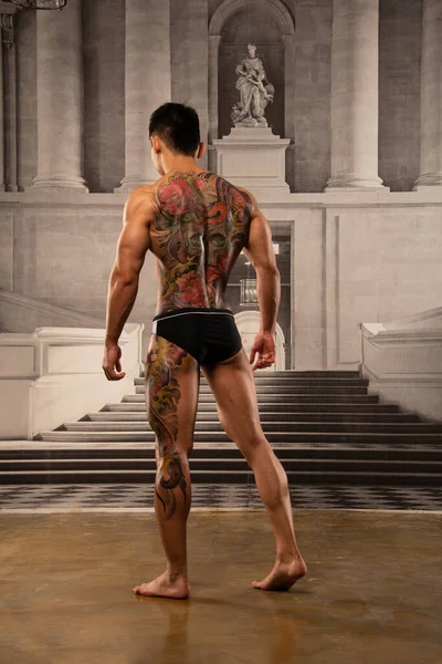 Muscled Asiático Modelo Posando Palácio Wallpaper Fundo — Fotografia de Stock