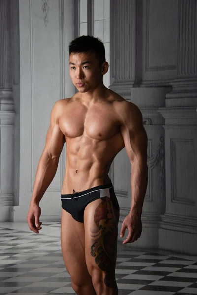 Muscled Asiático Modelo Posando Palácio Wallpaper Fundo — Fotografia de Stock