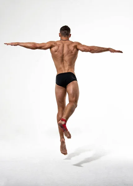 Musculado Modelo Masculino Mostrando Suas Costas — Fotografia de Stock