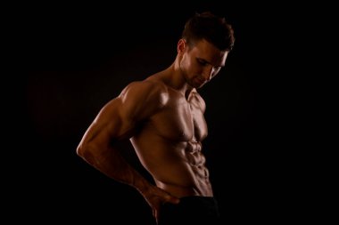 Kaslı erkek gövdesi ve karın kası.