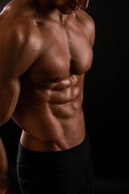 Kaslı erkek gövdesi ve karın kası.