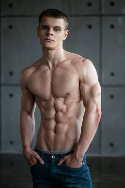 Stüdyoda fitness erkek modeli