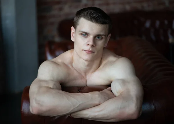 Retrato Homem Muscular Posando Estúdio — Fotografia de Stock