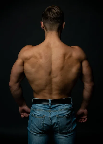 Musculado Modelo Masculino Mostrando Suas Costas — Fotografia de Stock