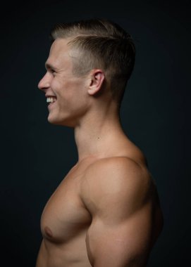 Stüdyoda poz veren kaslı adamın portresi.