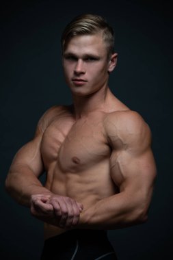 Stüdyoda fitness erkek modeli