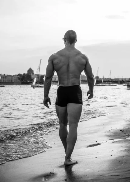 Modelo Masculino Musculoso Playa Con Vistas San Petersburgo — Foto de Stock