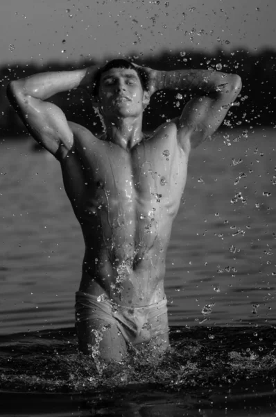 Muscled Male Model Posing Lake — Stock Photo, Image
