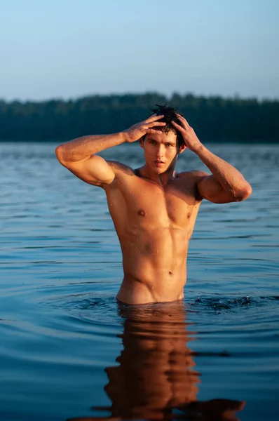 Musculado Modelo Masculino Posando Lago — Fotografia de Stock