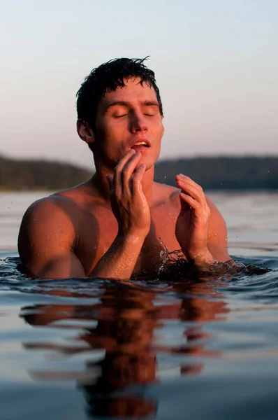 Muscled Male Model Posing Lake — Stock Photo, Image