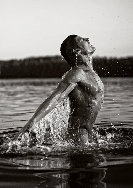 Muskulöse Männliche Modell Posiert See — Stockfoto