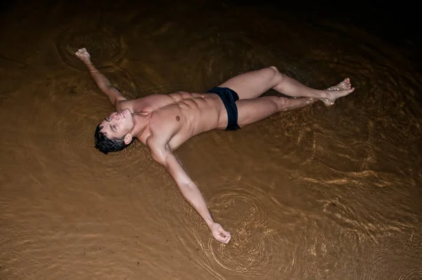 Svalnatý Mužský Model Pózující Jezera — Stock fotografie