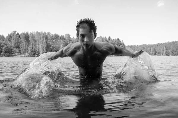 Svalnatý Mužský Model Pózující Jezera — Stock fotografie
