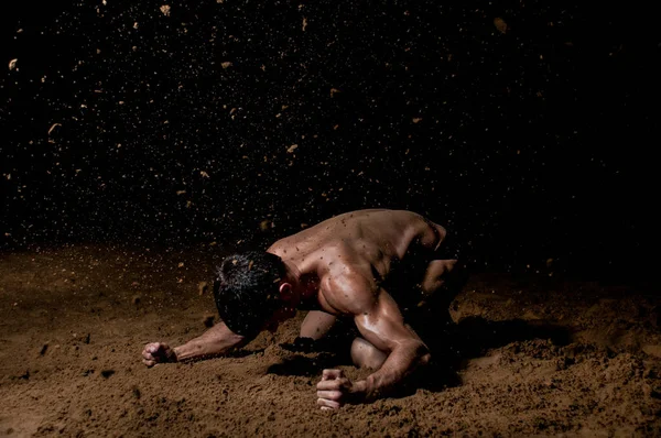 Uomo Muscolare Posa Sulla Spiaggia — Foto Stock