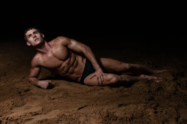 Uomo Muscolare Posa Sulla Spiaggia — Foto Stock
